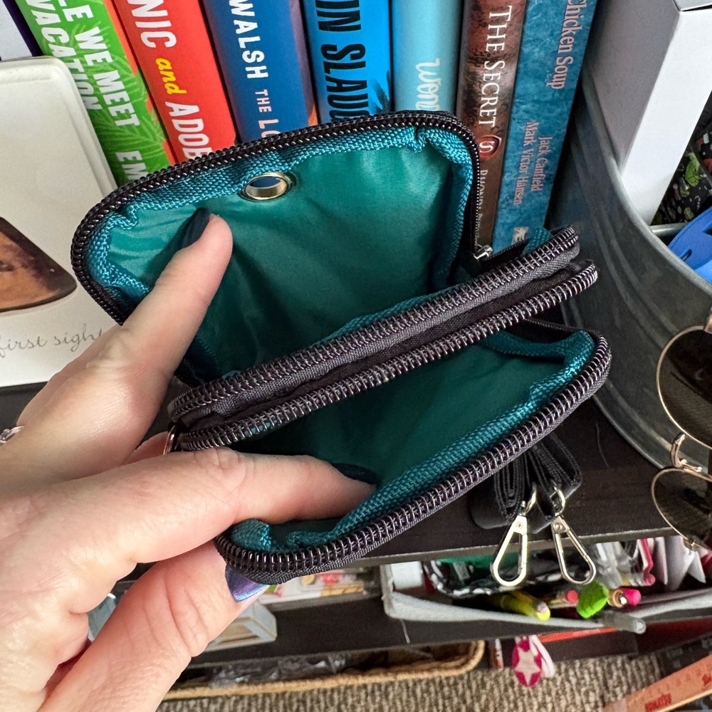 Elegant Black Bag with Heart Zipper - Picture 2 of 4